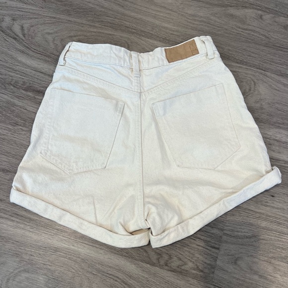 ZARA IVORY HIGH WAISTED SHORTS SIZE US 4 - Picture 2 of 3